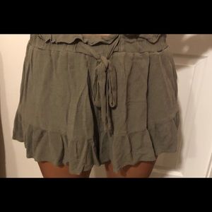 CUTE SHORTS W/ RUFFLES